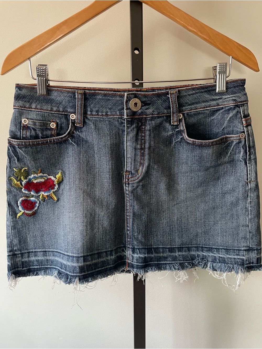 Y2K Vintage Smart Set Floral Embroidered Denim Mini Skirt Distressed Fray Hem 7